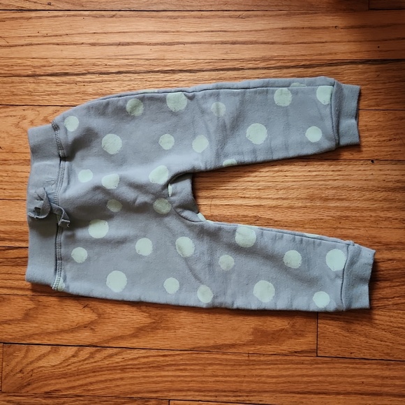 Worn 1x! Toddler unisex 2 piece outfit 12M muted green with light green dots - Picture 3 of 4